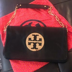 Tory Burch black women’s Reva clutch